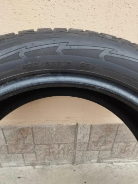 Гуми Зимни 235/50R19, снимка 2 - Гуми и джанти - 52569274