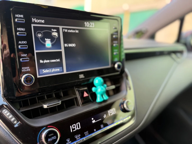 Toyota Corolla Hybrid 2.0, снимка 11 - Автомобили и джипове - 52421687