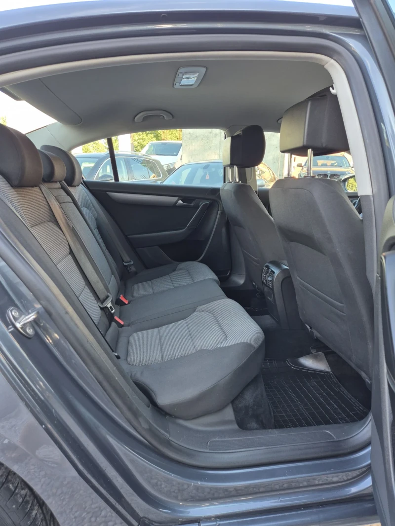 VW Passat 1.6TDI-NAVI-KLIMATRONIK, снимка 9 - Автомобили и джипове - 51556922