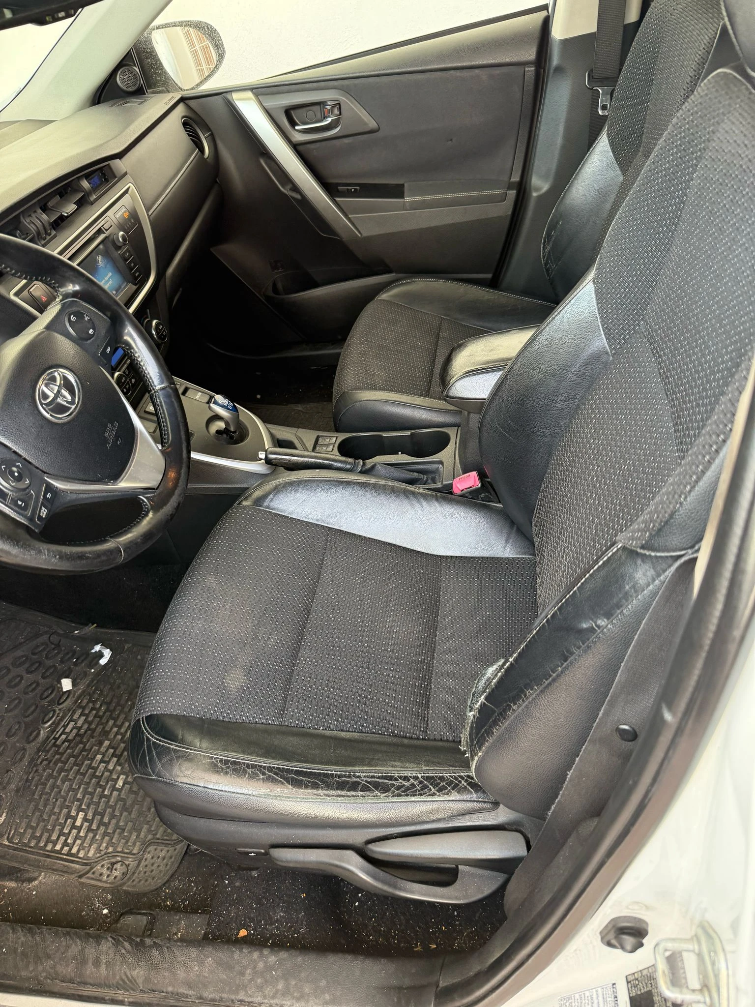 Toyota Auris 1.8HYBRID - изображение 6