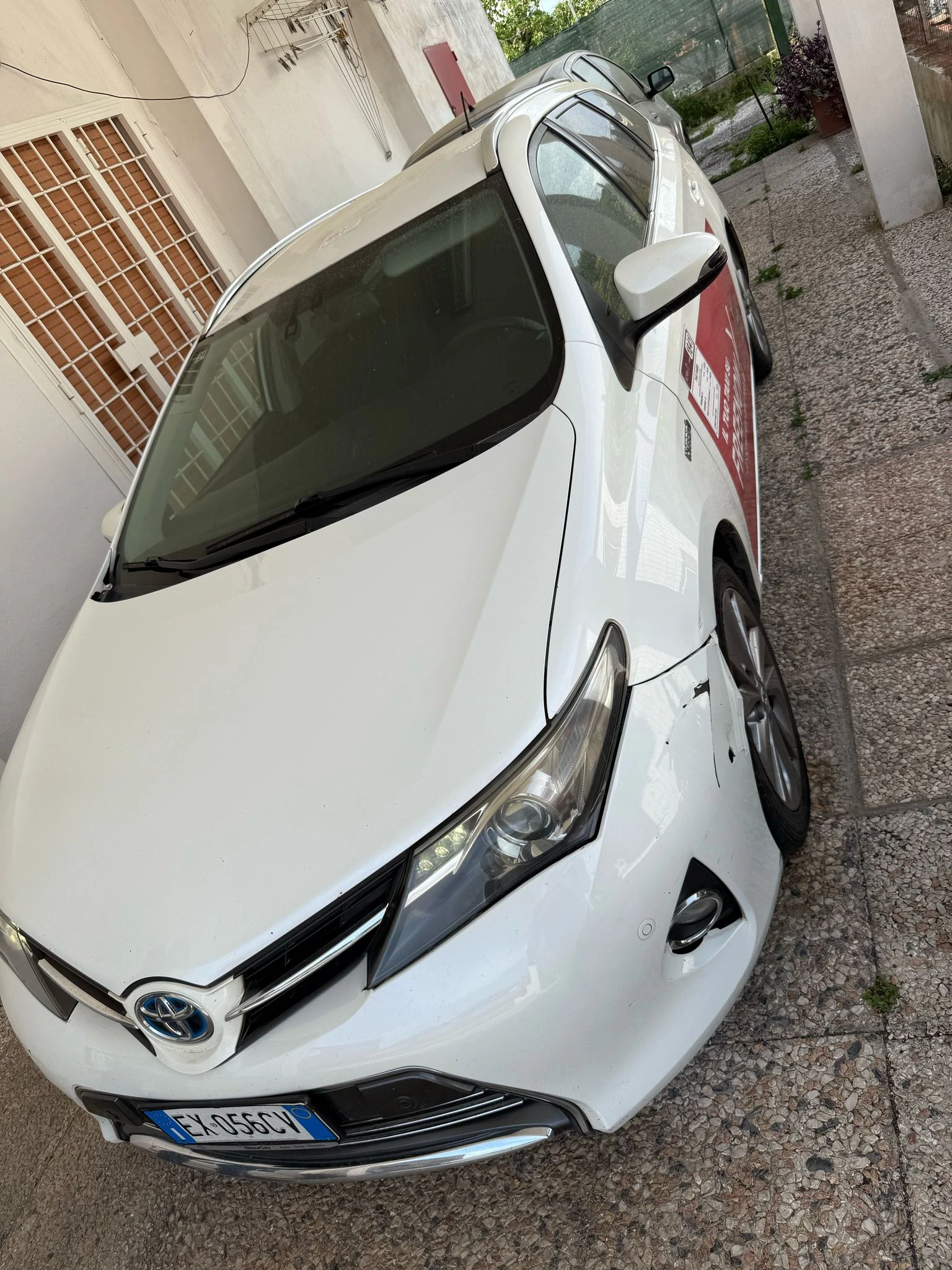 Toyota Auris 1.8HYBRID - изображение 2