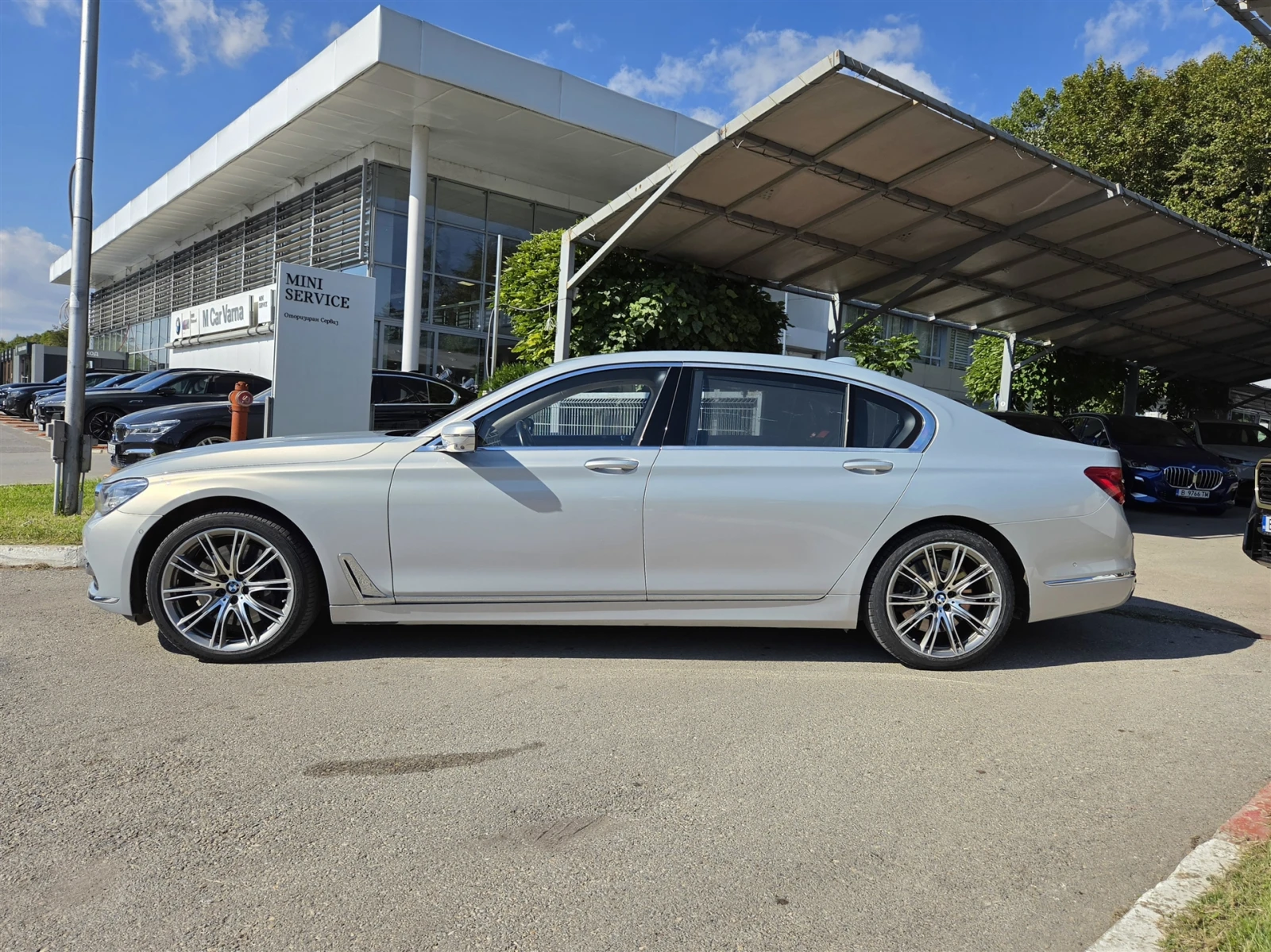 BMW 750 xDrive Седан, снимка 3 - Автомобили и джипове - 56410178