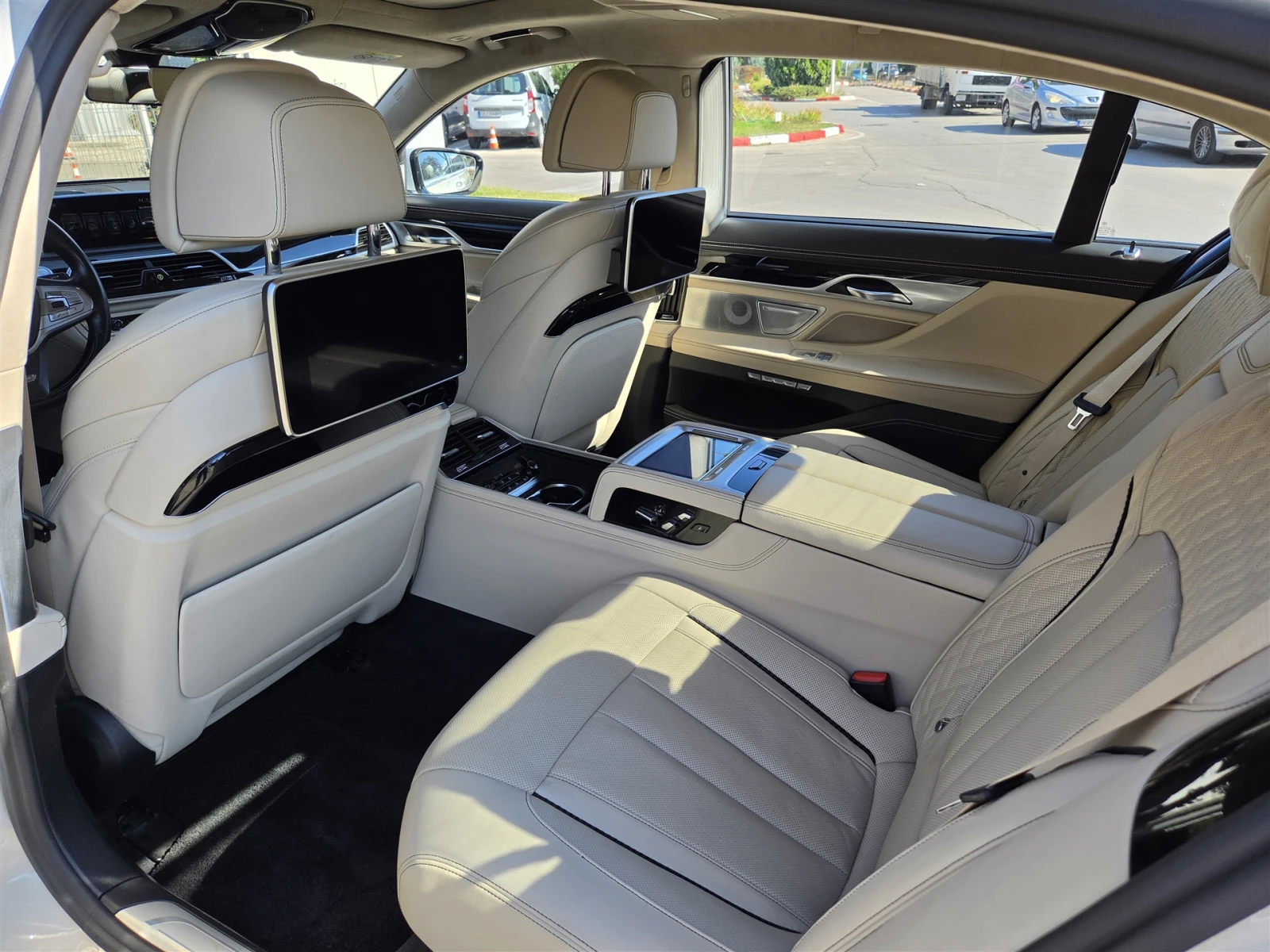 BMW 750 xDrive Седан, снимка 10 - Автомобили и джипове - 56410178