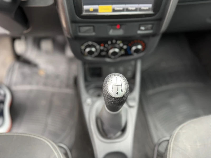Dacia Duster 1.6 LPG, снимка 14 - Автомобили и джипове - 51201428