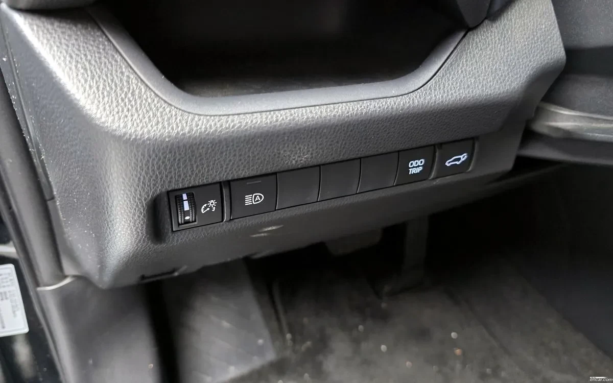 Toyota Rav4 XLE 5th Gen. 2.5 2WD Hybrid , снимка 15 - Автомобили и джипове - 54700942