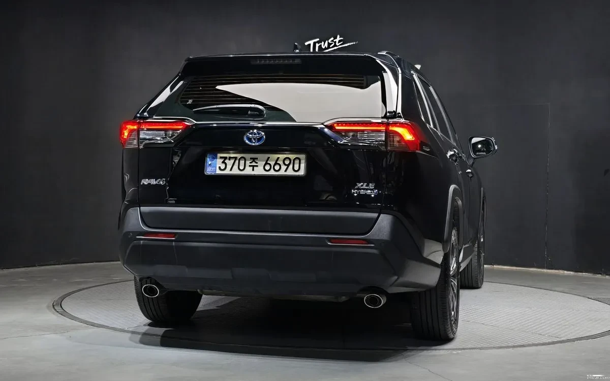 Toyota Rav4 XLE 5th Gen. 2.5 2WD Hybrid , снимка 4 - Автомобили и джипове - 54700942