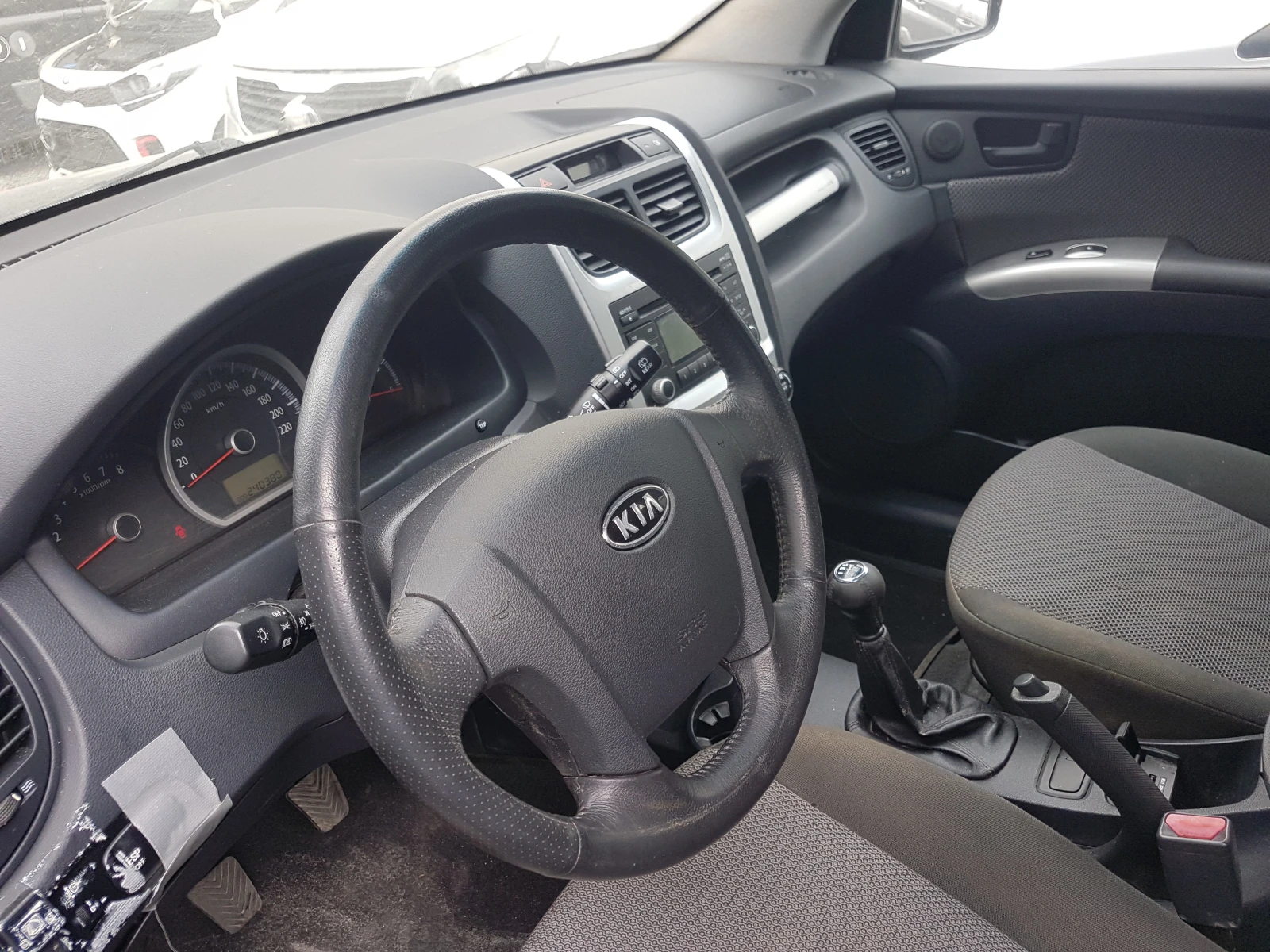 Kia Sportage 2.0i, снимка 4 - Автомобили и джипове - 56211111
