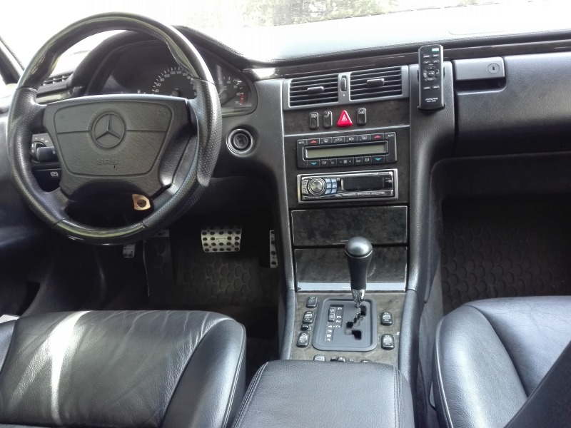 Mercedes-Benz E 200 Avantage, снимка 13 - Автомобили и джипове - 38860166