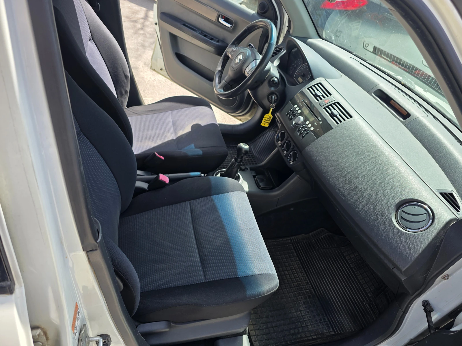 Suzuki Swift 1.3 4х4, снимка 13 - Автомобили и джипове - 54227739