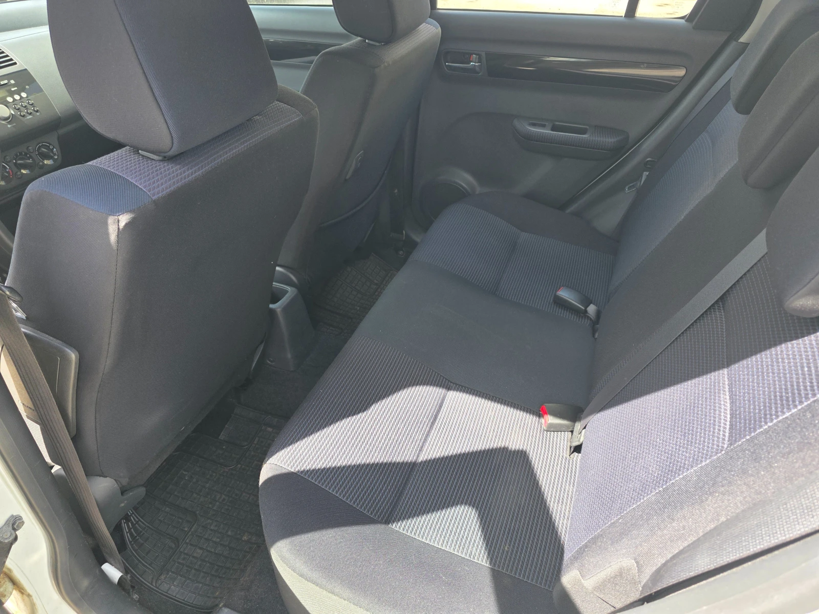 Suzuki Swift 1.3 4х4, снимка 8 - Автомобили и джипове - 54227739