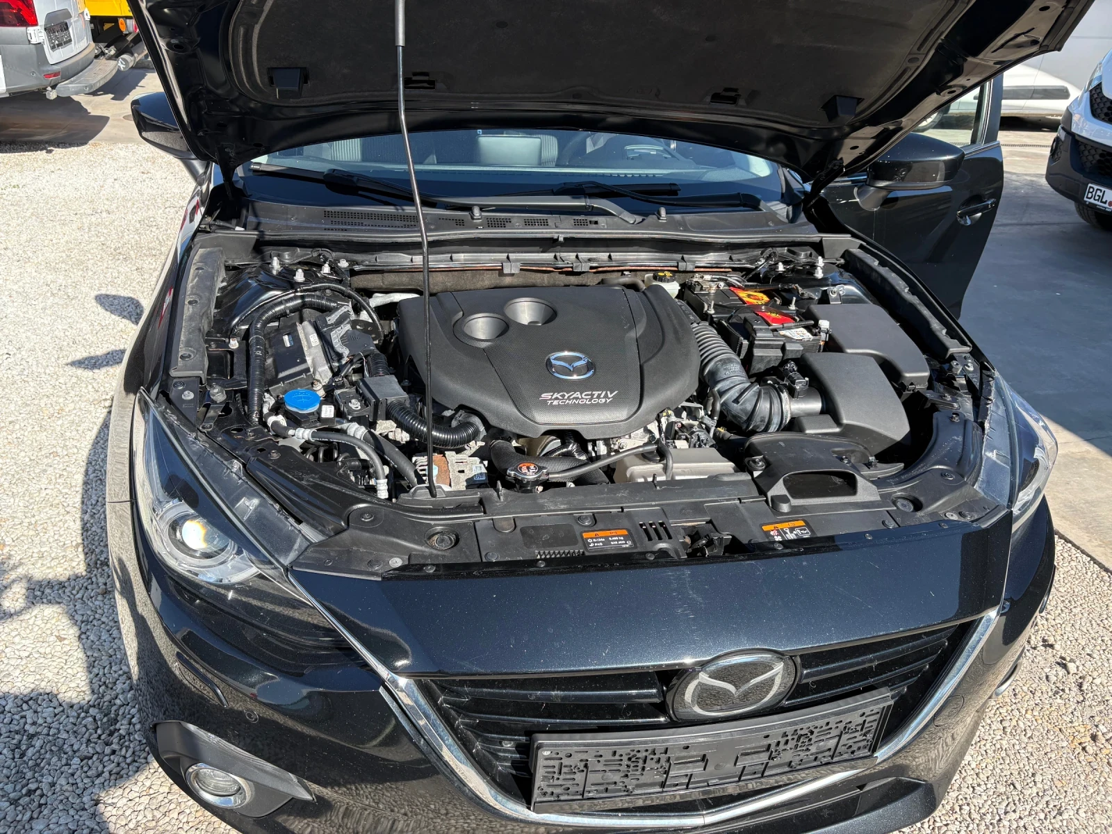 Mazda 3 2.2D-автоматик, снимка 16 - Автомобили и джипове - 56565410