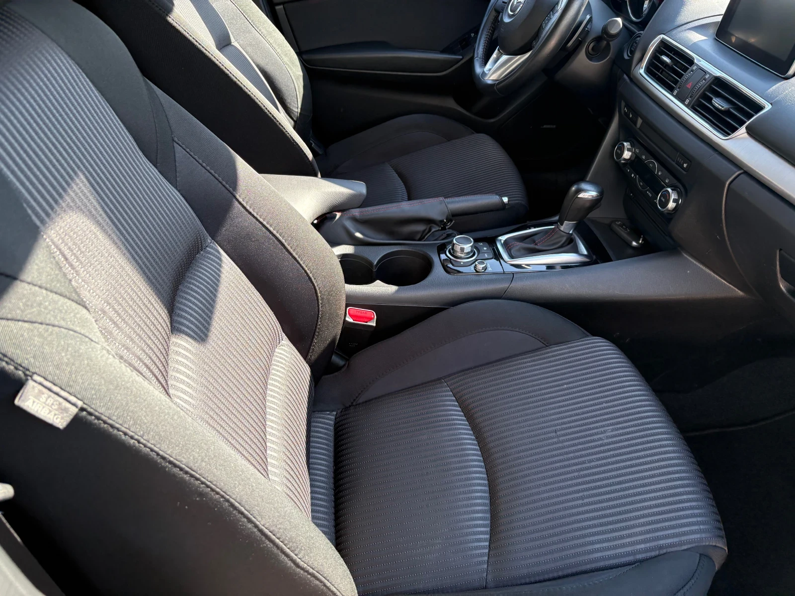 Mazda 3 2.2D-автоматик, снимка 11 - Автомобили и джипове - 56565410