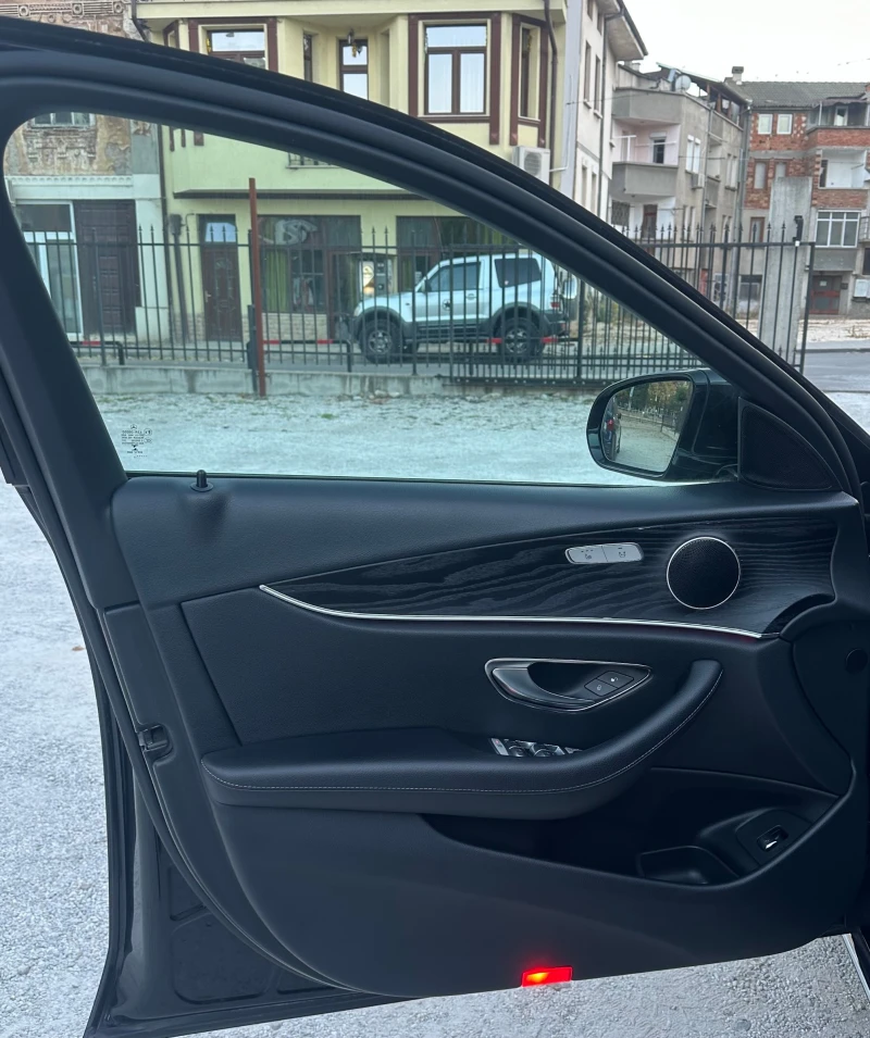 Mercedes-Benz E 220 4-MATIK, снимка 17 - Автомобили и джипове - 47908689