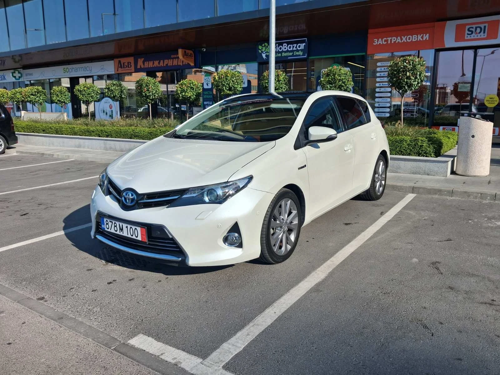 Toyota Auris 1.8 Hybrid, ниво Lounge, реален пробег, снимка 2 - Автомобили и джипове - 56039741