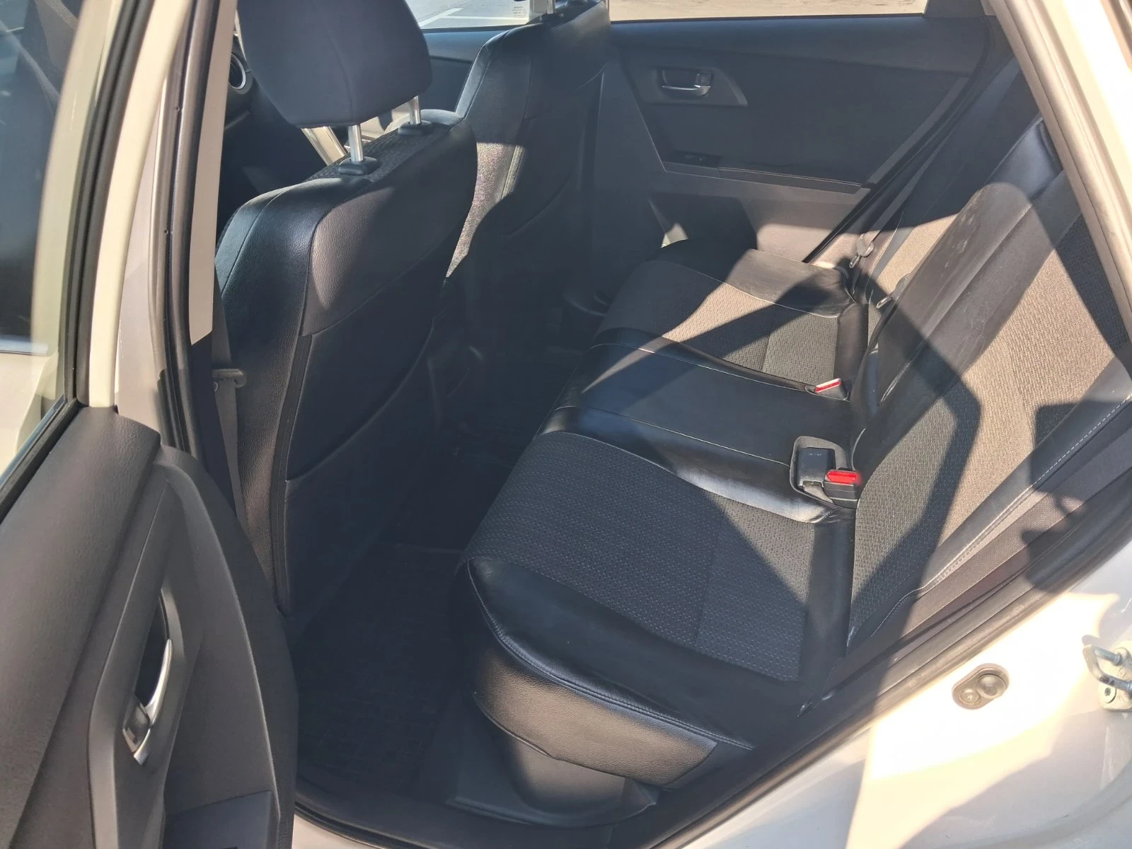 Toyota Auris 1.8 Hybrid, ниво Lounge, реален пробег, снимка 11 - Автомобили и джипове - 56039741
