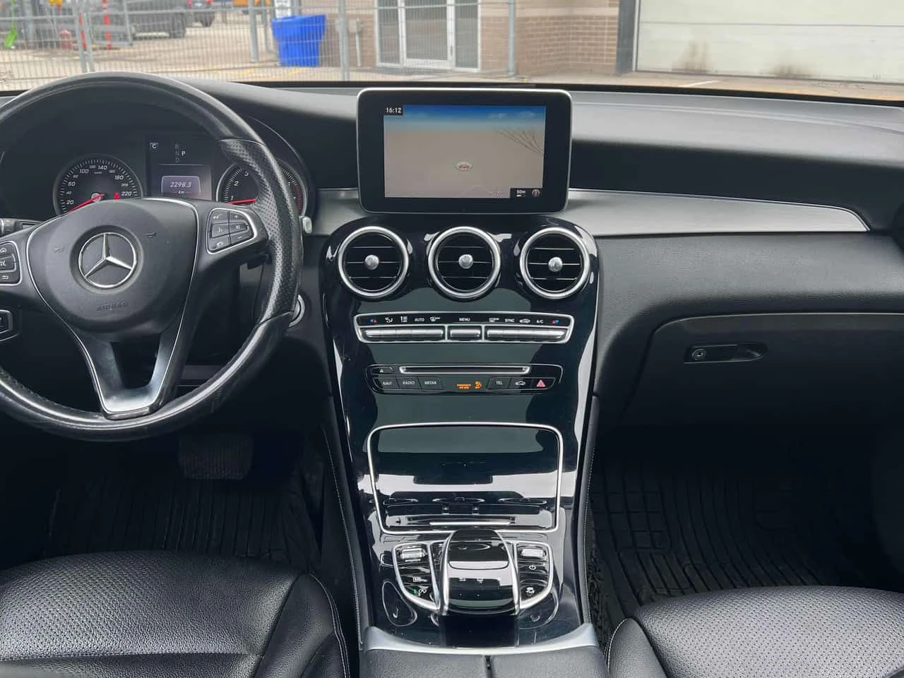 Mercedes-Benz GLC 300 * CARFAX * ПОДГРЕВ * ПАМЕТ * КАМЕРА, снимка 9 - Автомобили и джипове - 54141032