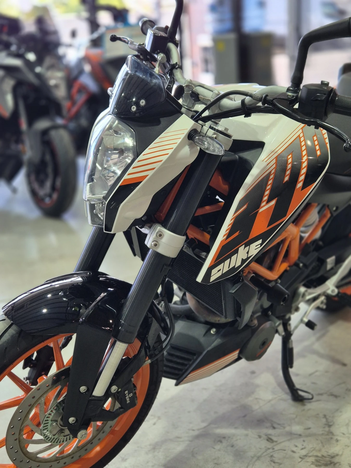 Ktm Duke 390 А2 ABS сервизна история НОВ внос от ШВЕЙЦАРИЯ!, снимка 10 - Мотоциклети и мототехника - 55786816
