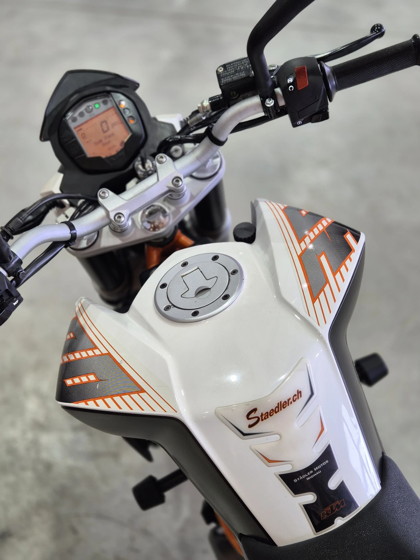 Ktm Duke 390 А2 ABS сервизна история НОВ внос от ШВЕЙЦАРИЯ!, снимка 16 - Мотоциклети и мототехника - 55786816