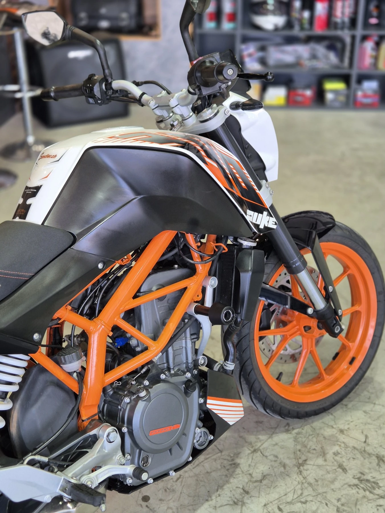 Ktm Duke 390 А2 ABS сервизна история НОВ внос от ШВЕЙЦАРИЯ!, снимка 11 - Мотоциклети и мототехника - 55786816