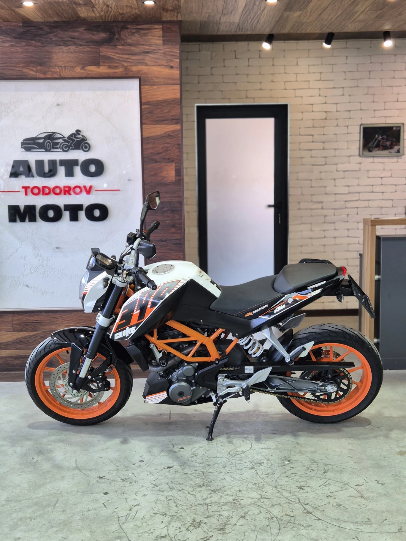 Ktm Duke 390 А2 ABS сервизна история НОВ внос от ШВЕЙЦАРИЯ!, снимка 4 - Мотоциклети и мототехника - 55786816