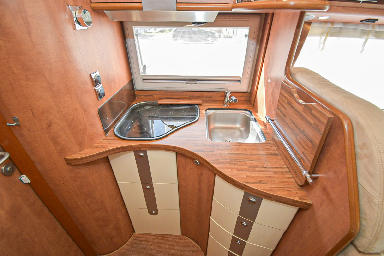 Кемпер Carthago Chic C-Line/3.0 MTJ/ AUTOMAT, снимка 11 - Каравани и кемпери - 56200945