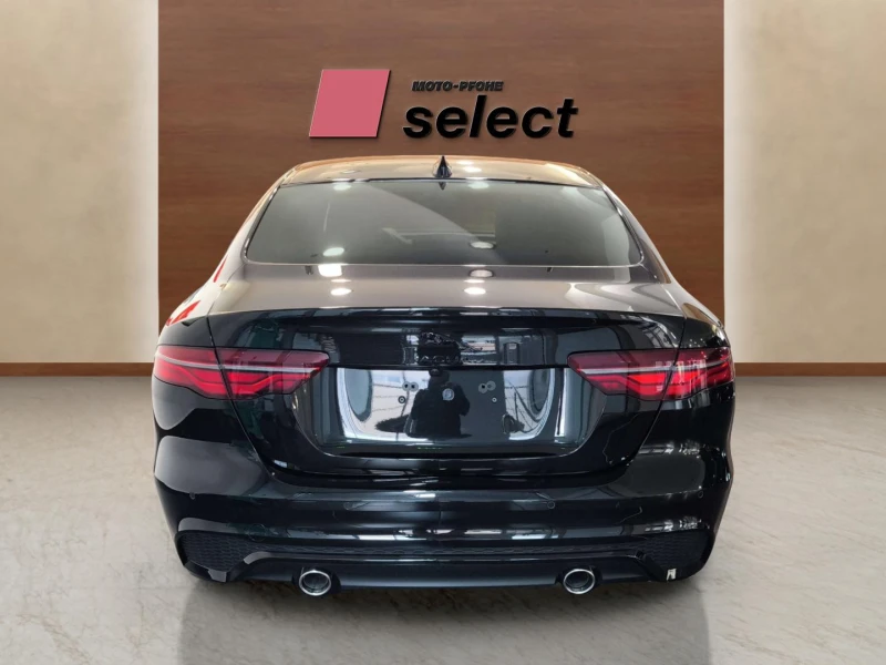 Jaguar XE 2.0, снимка 3 - Автомобили и джипове - 52517259