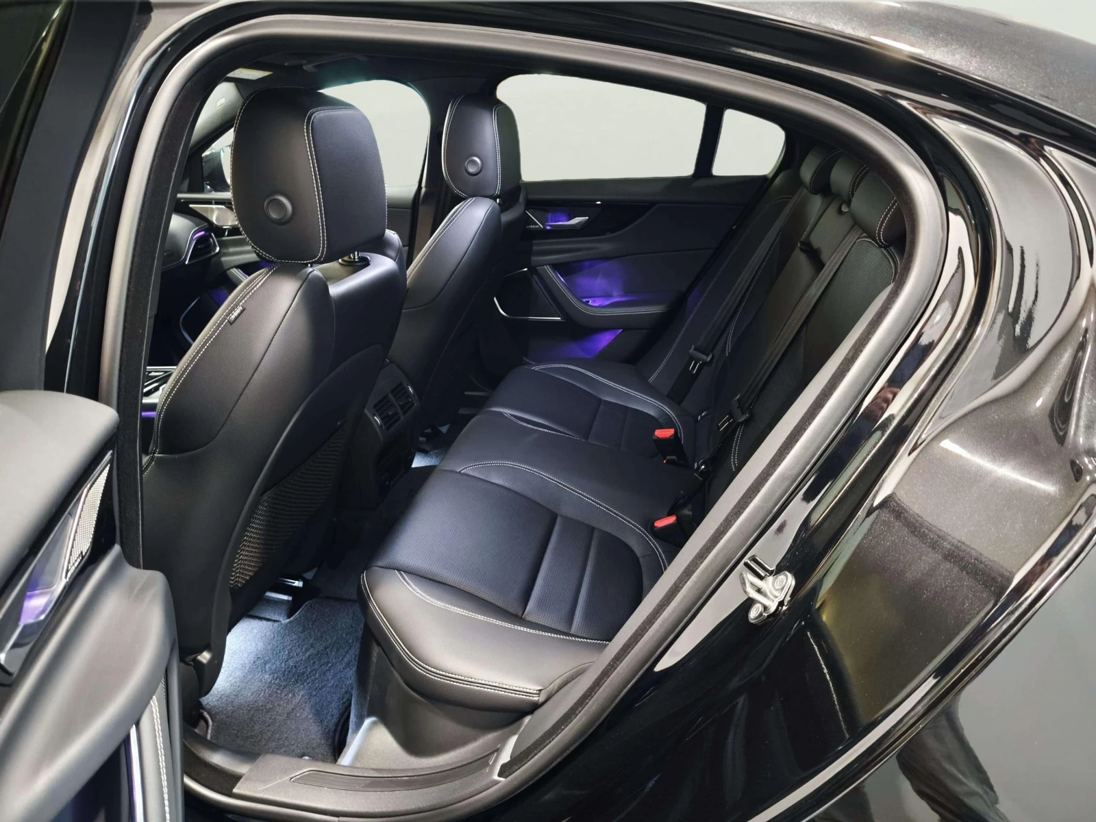 Jaguar XE 2.0 - изображение 9