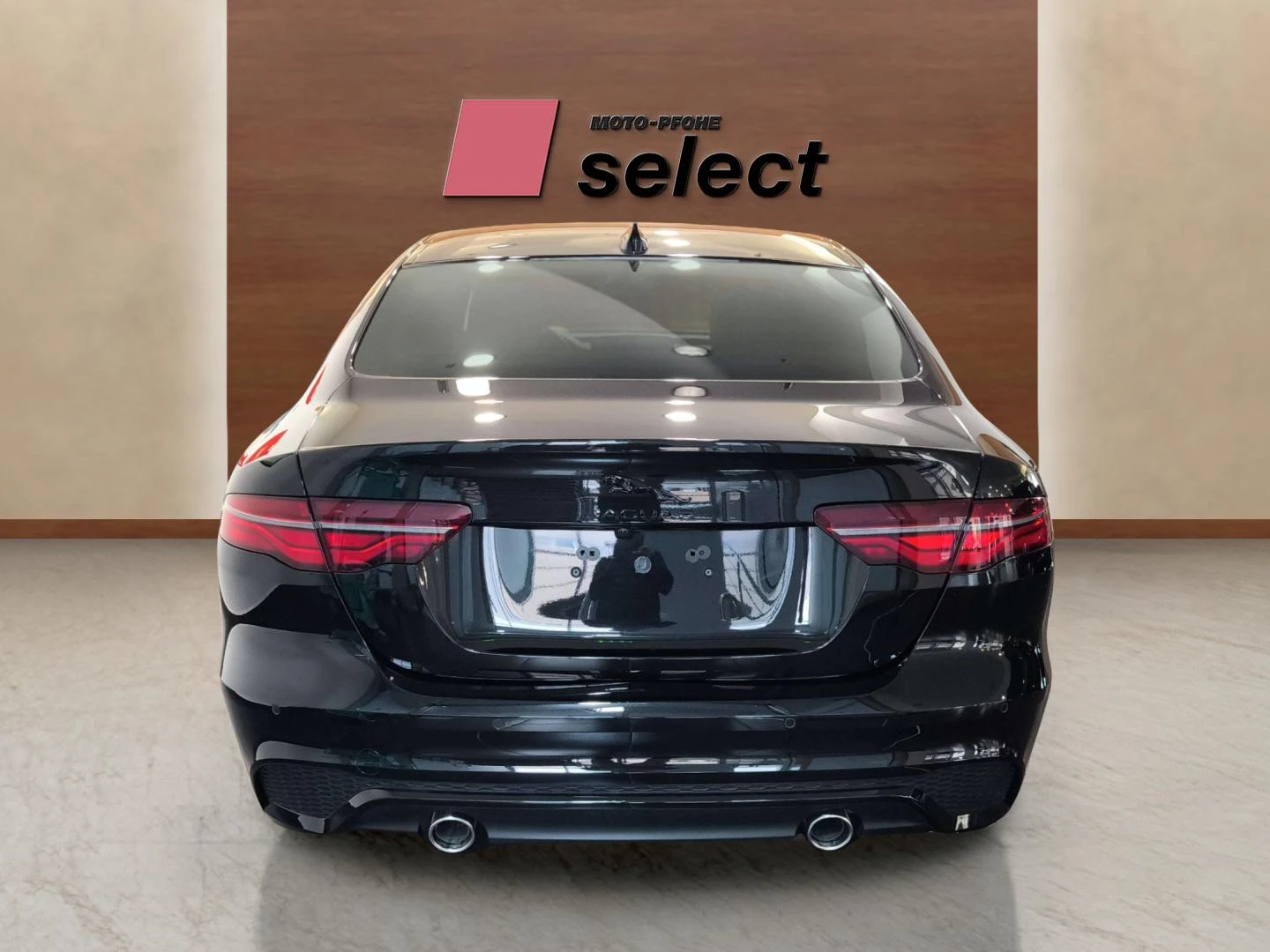 Jaguar XE 2.0 - изображение 3