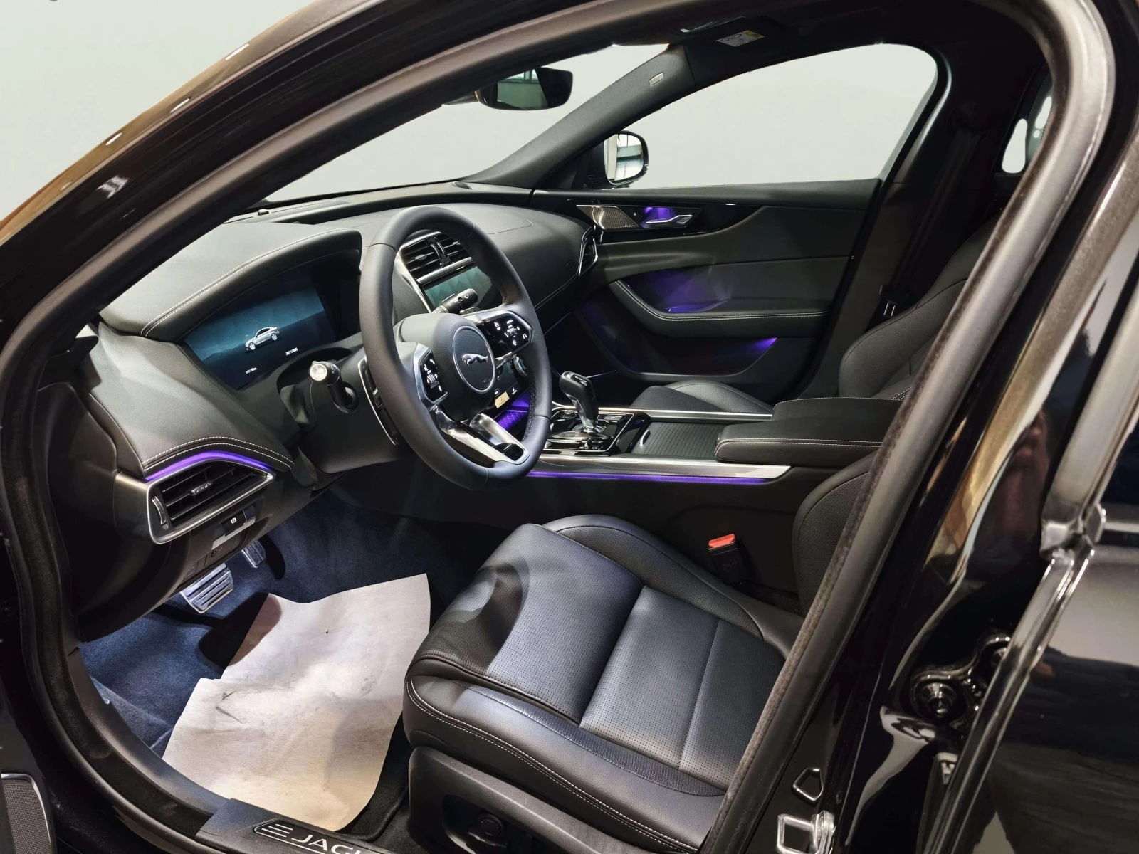 Jaguar XE 2.0 - изображение 8