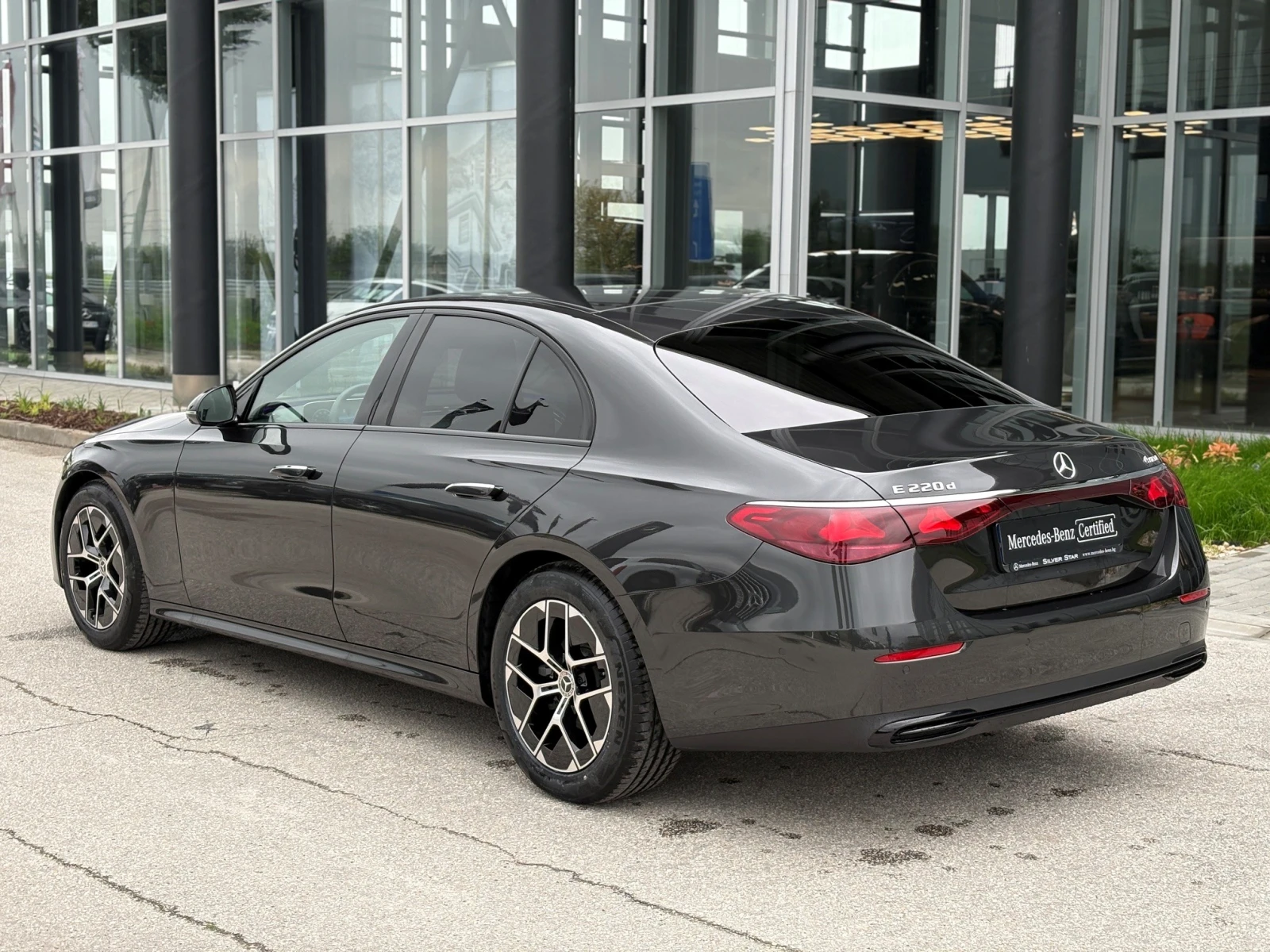 Mercedes-Benz E 220 d 4MATIC, снимка 4 - Автомобили и джипове - 53154355