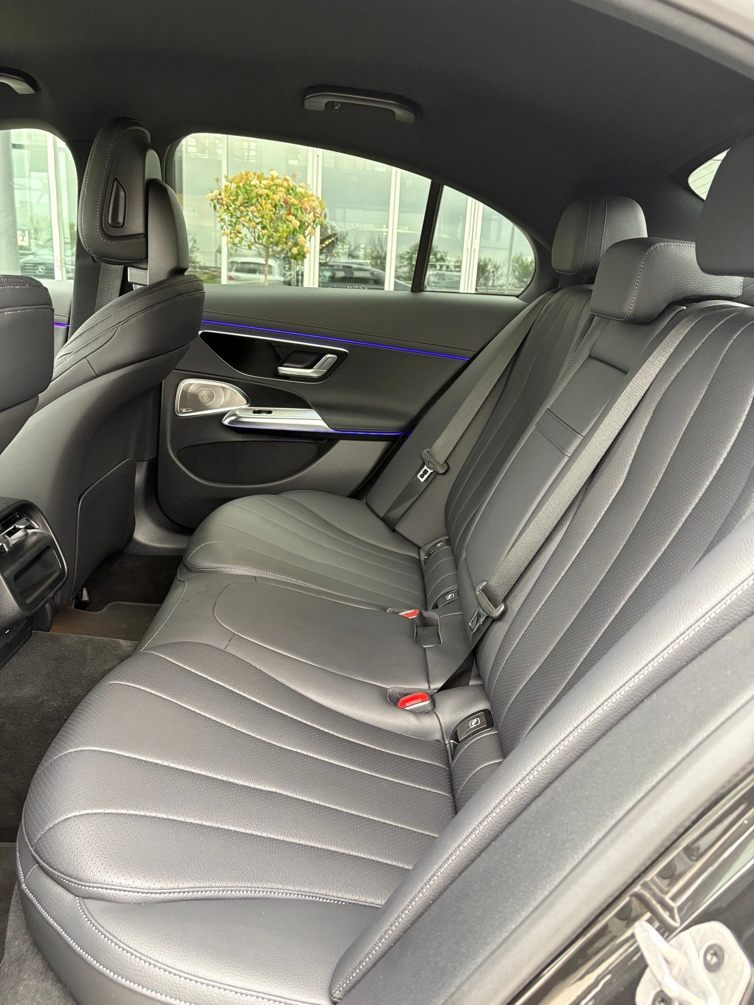 Mercedes-Benz E 220 d 4MATIC, снимка 11 - Автомобили и джипове - 53154355