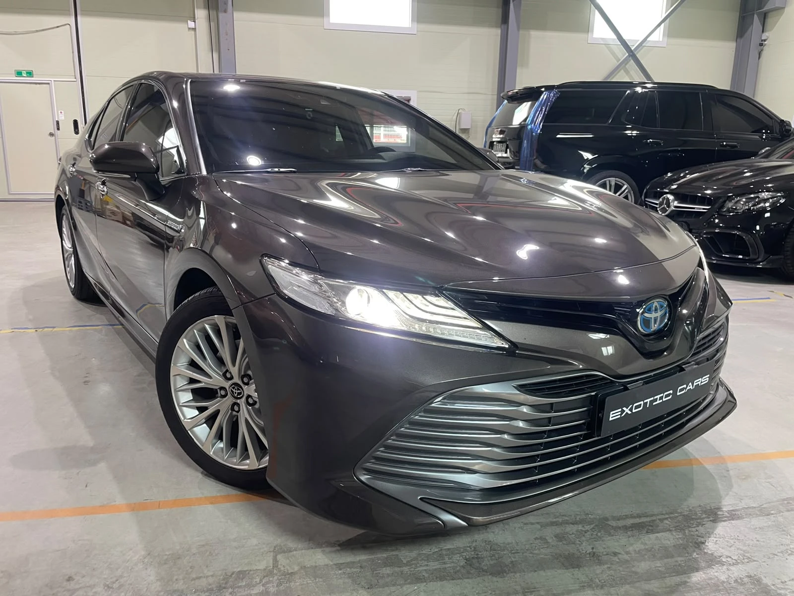 Toyota Camry 2.5 XLE ! Hybrid !