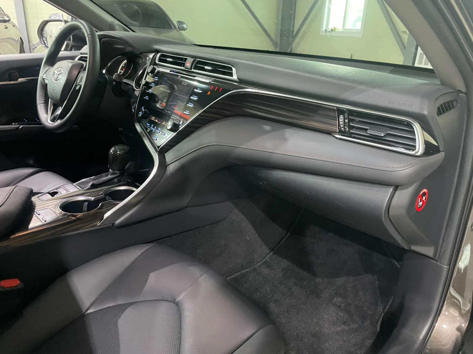 Toyota Camry 2.5 XLE ! Hybrid !, снимка 10 - Автомобили и джипове - 55295581