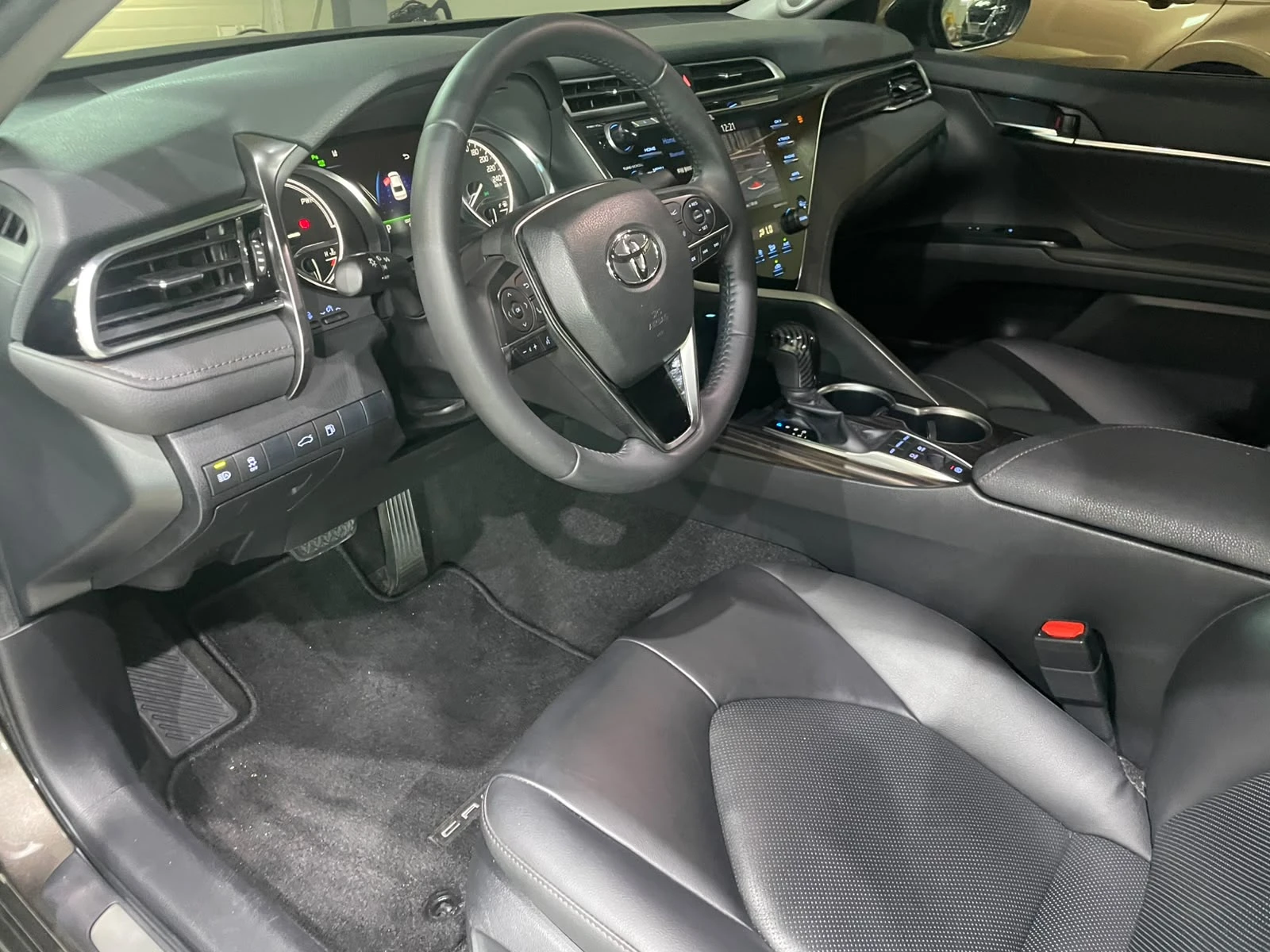 Toyota Camry 2.5 XLE ! Hybrid !, снимка 8 - Автомобили и джипове - 55295581
