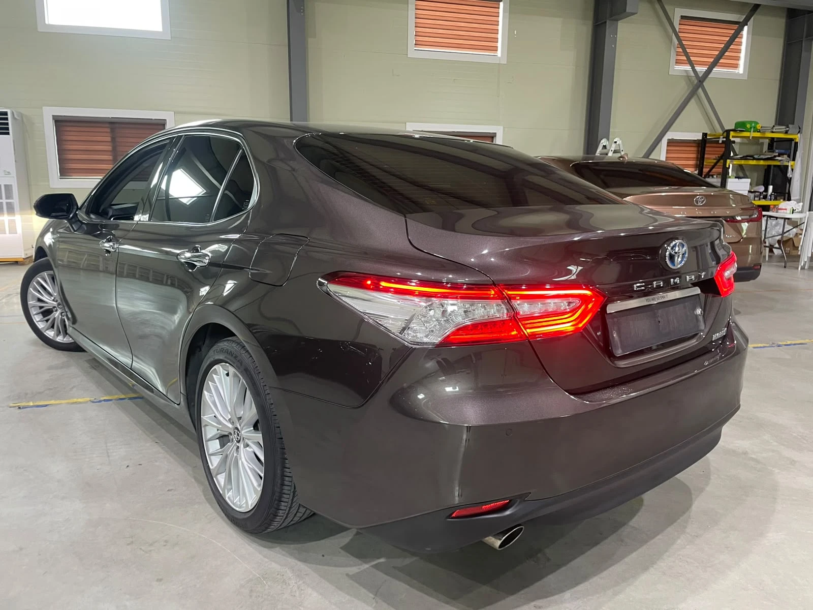 Toyota Camry 2.5 XLE ! Hybrid !, снимка 6 - Автомобили и джипове - 55295581