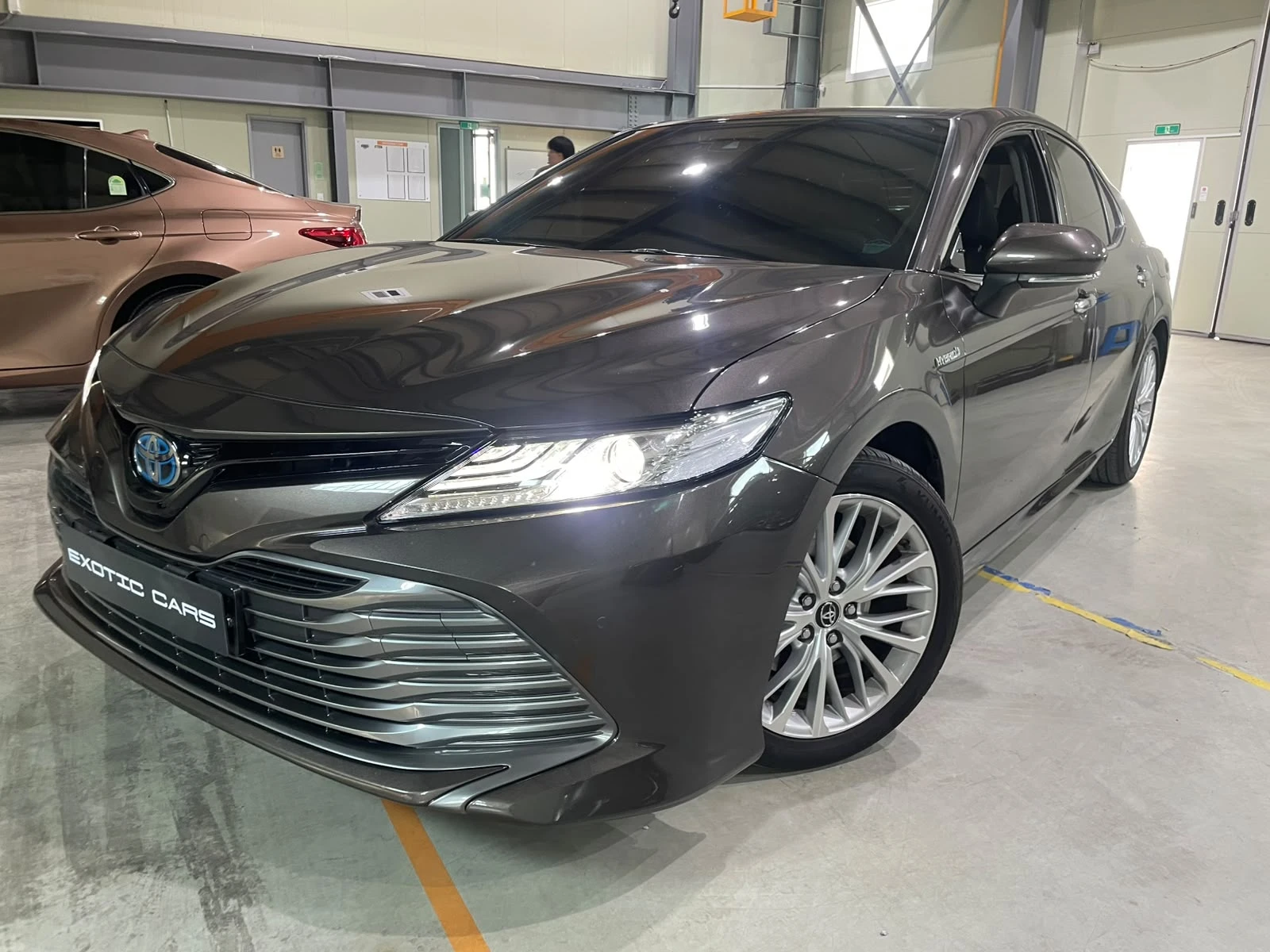 Toyota Camry 2.5 XLE ! Hybrid !, снимка 3 - Автомобили и джипове - 55295581