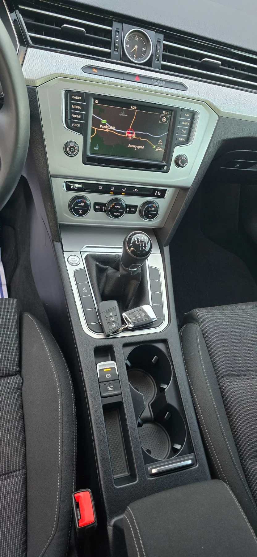 VW Passat 2.0 TDI 150к.с. HIGHLINE* Keyless* DISTRO, снимка 17 - Автомобили и джипове - 56090640
