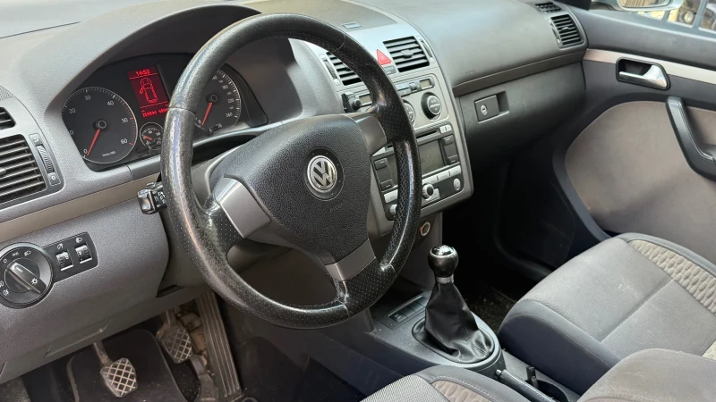VW Touran, снимка 6 - Автомобили и джипове - 52070179