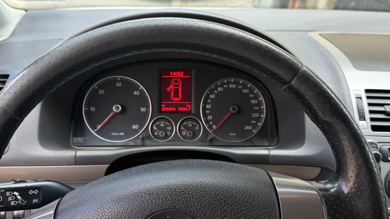 VW Touran, снимка 4 - Автомобили и джипове - 52070179