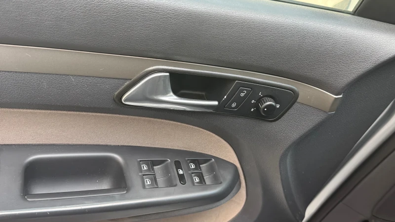 VW Touran, снимка 5 - Автомобили и джипове - 52070179