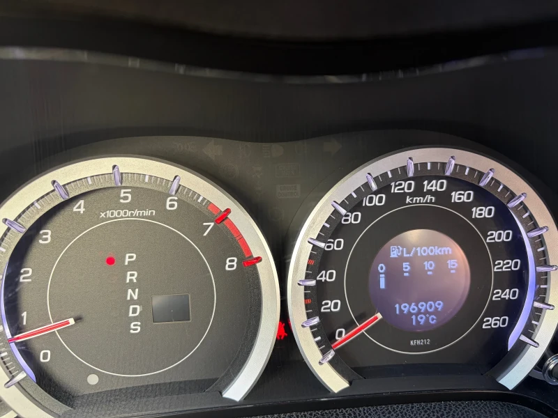 Honda Accord 8 (facelift) 2.0 i-VTEC (156 кс) 6MT, снимка 16 - Автомобили и джипове - 52542836