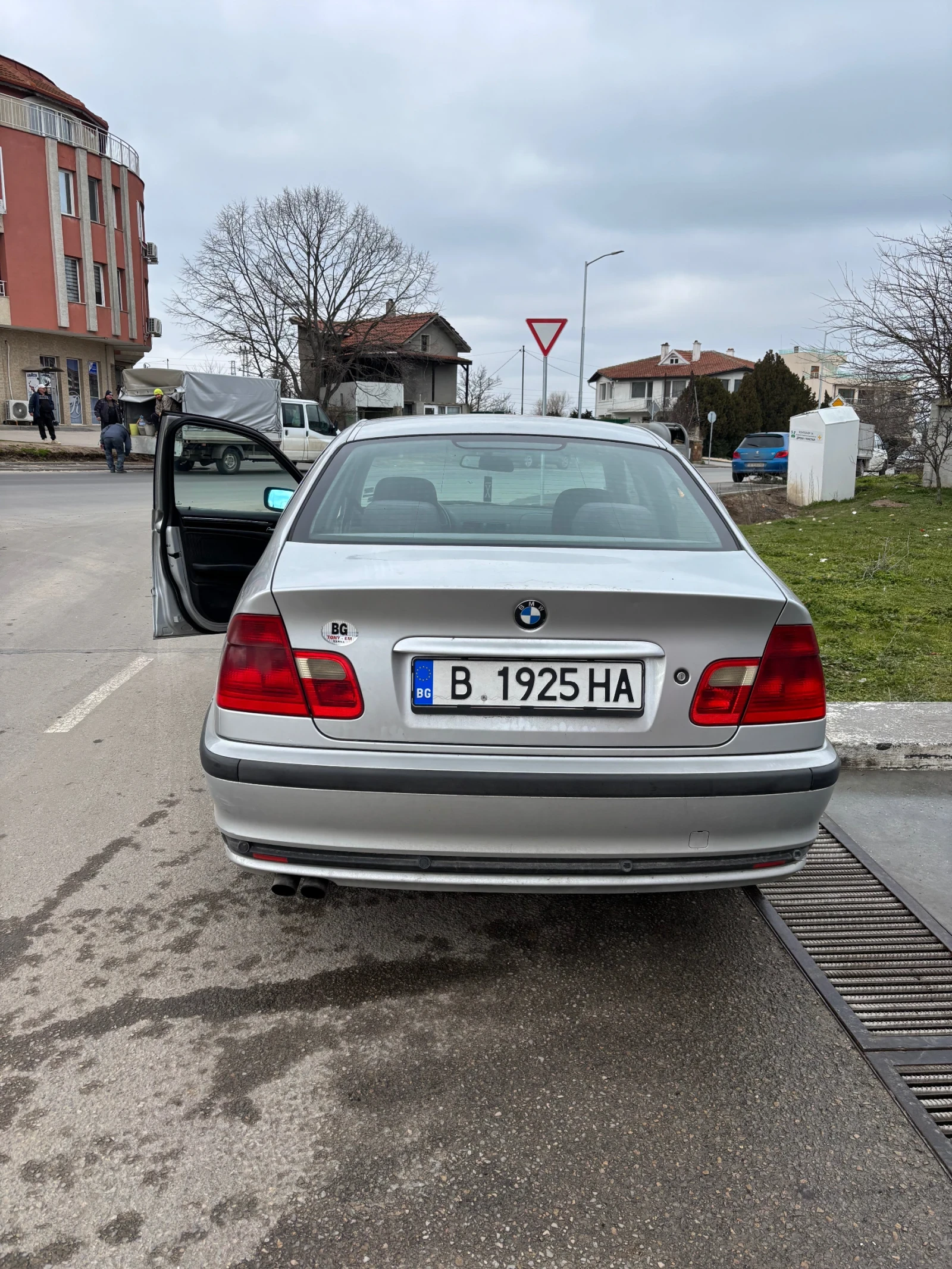 BMW 320, снимка 11 - Автомобили и джипове - 53646154