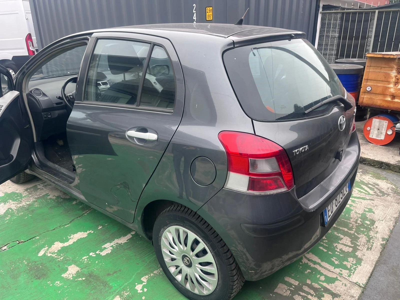 Toyota Yaris 1.3i, снимка 4 - Автомобили и джипове - 53818550