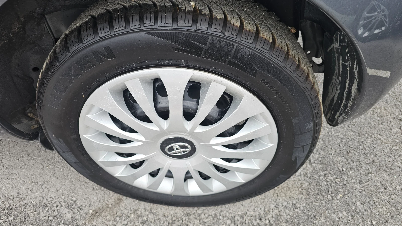 Toyota Yaris 1.3i, снимка 11 - Автомобили и джипове - 53818550