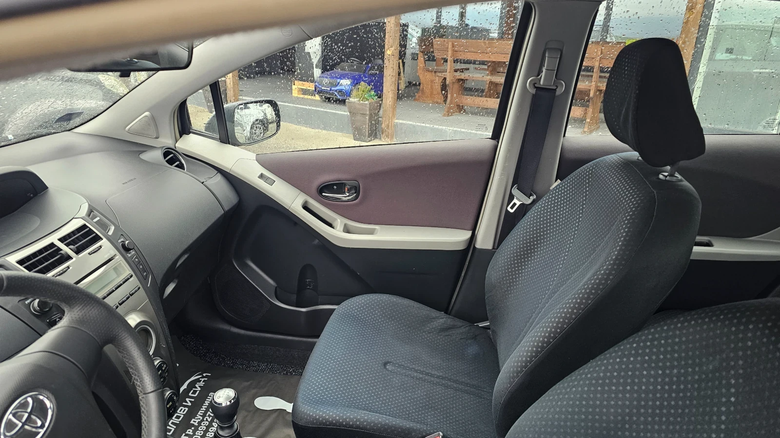 Toyota Yaris 1.3i, снимка 8 - Автомобили и джипове - 53818550