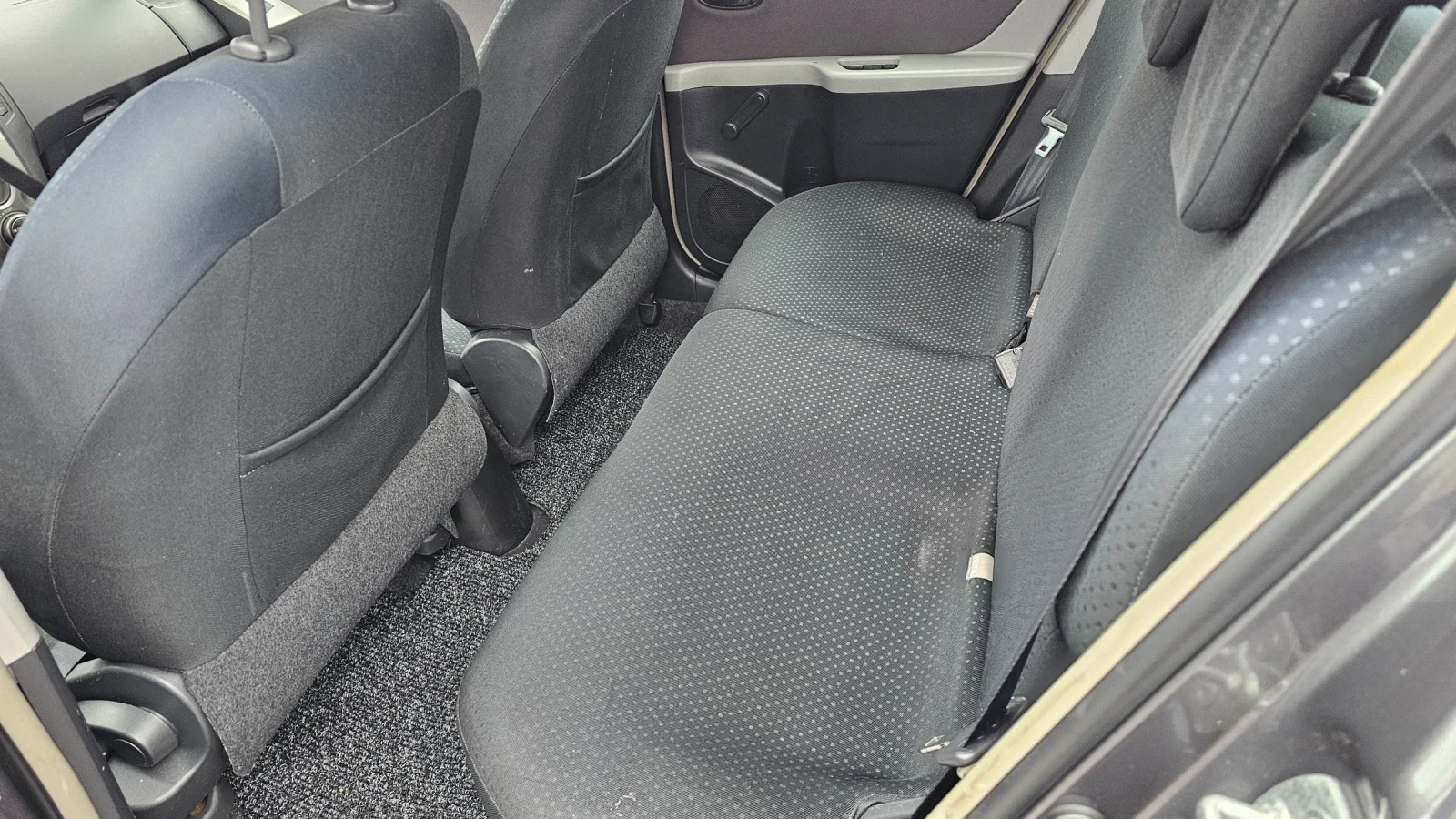 Toyota Yaris 1.3i, снимка 12 - Автомобили и джипове - 53818550