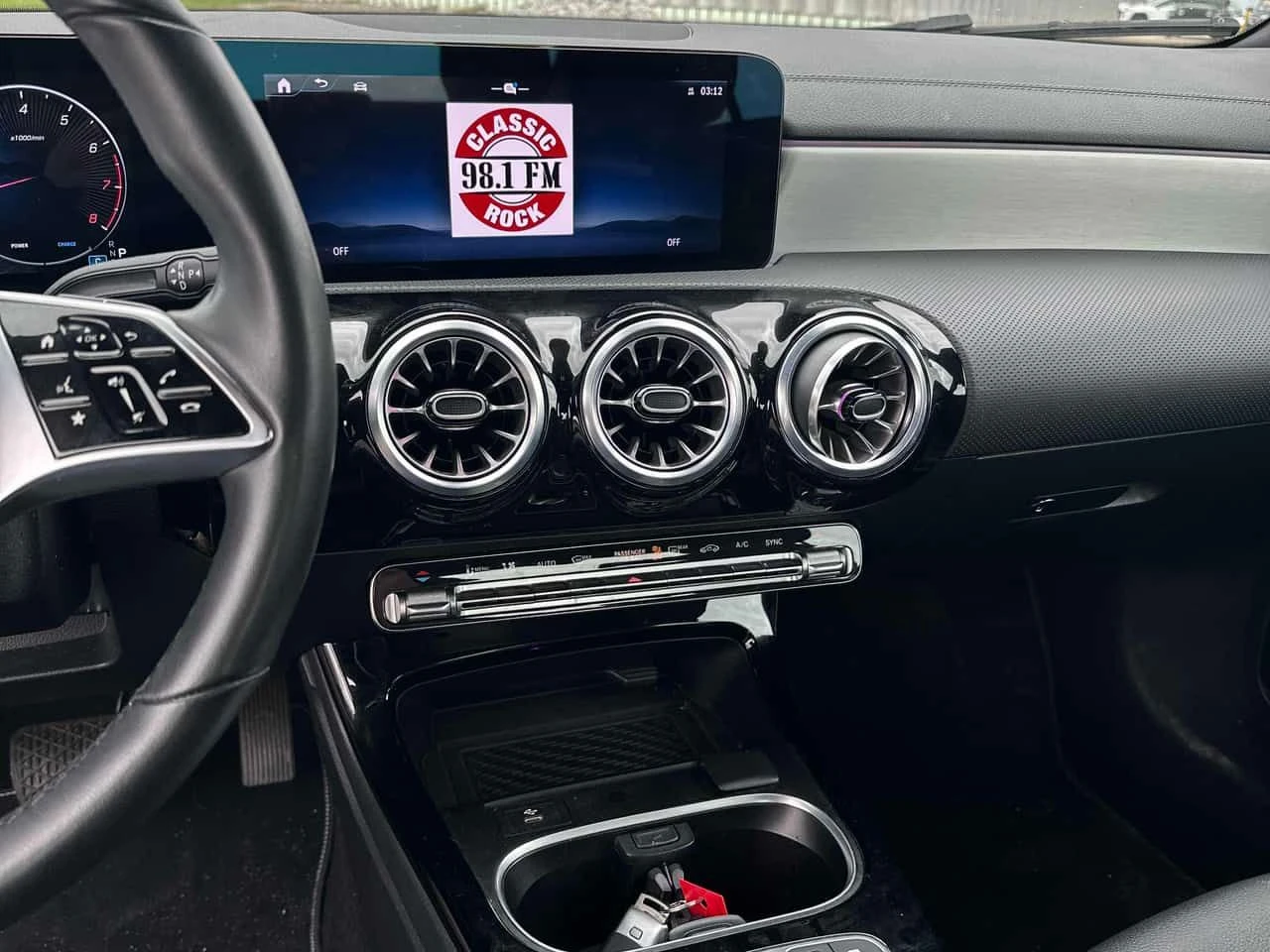 Mercedes-Benz CLA 250  CARFAX * ДИСТРОНИК * СЛЕДЕНЕ НА ЛЕНТИ, снимка 10 - Автомобили и джипове - 54215071