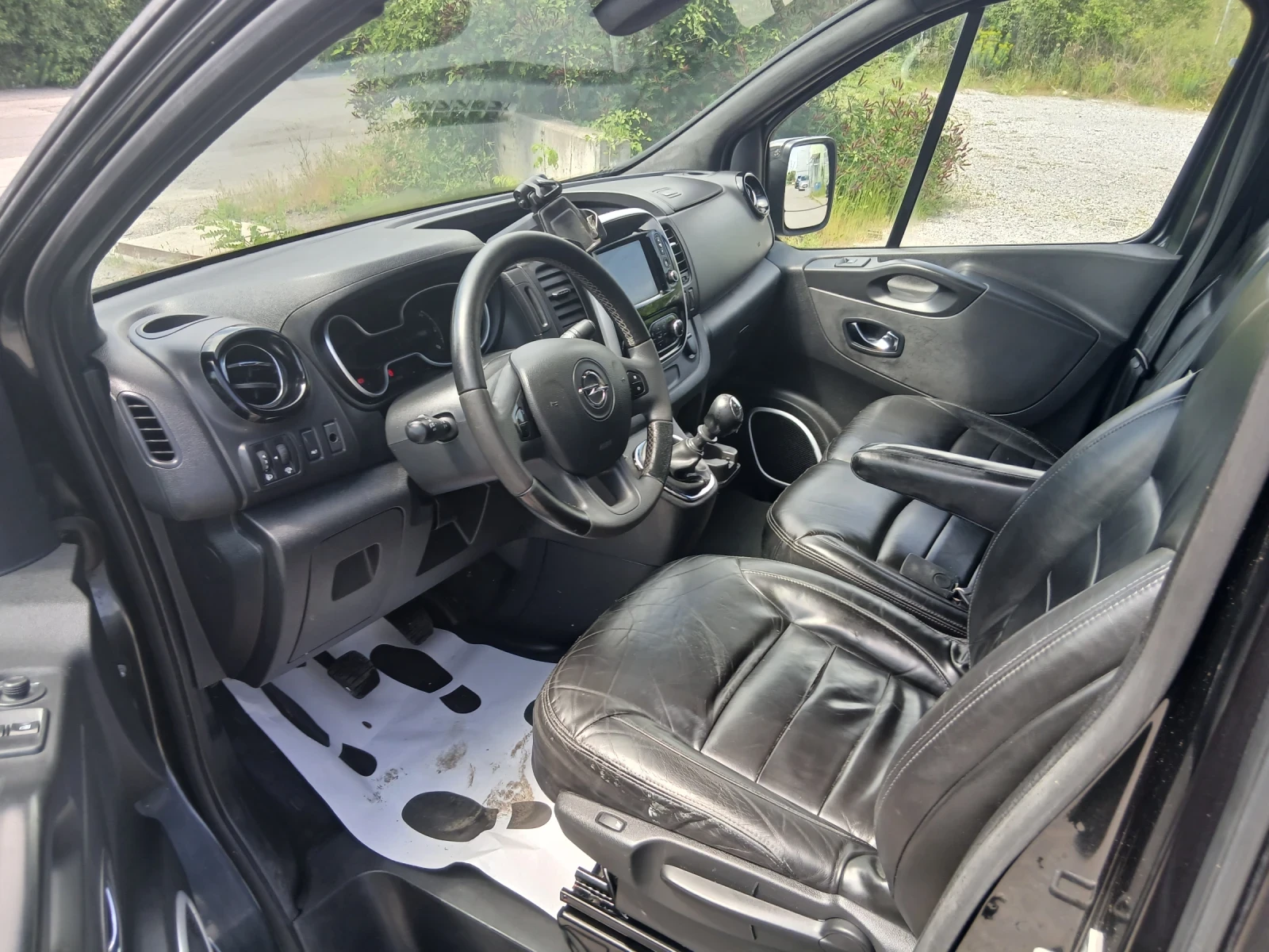 Opel Vivaro 1.6 euro 6Y климатр. Кожен салон, снимка 9 - Бусове и автобуси - 54736384