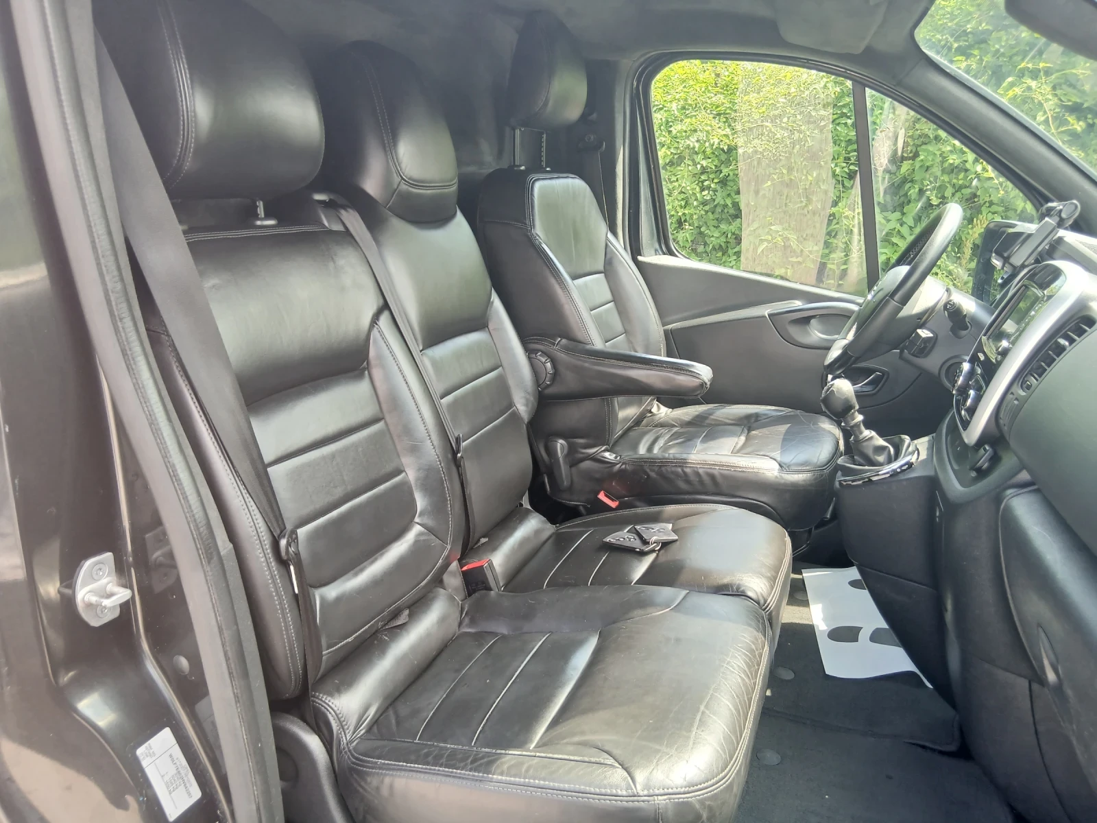 Opel Vivaro 1.6 euro 6Y климатр. Кожен салон, снимка 13 - Бусове и автобуси - 54736384
