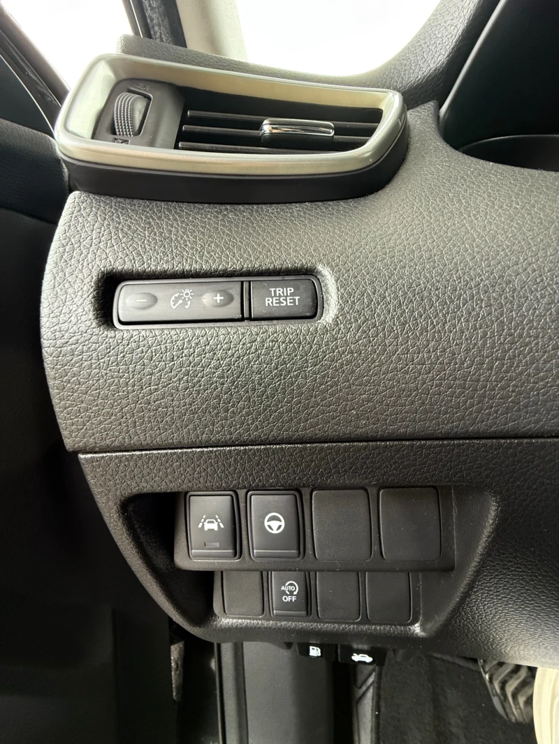 Nissan Qashqai 1.3DIG-T, снимка 11 - Автомобили и джипове - 51977564